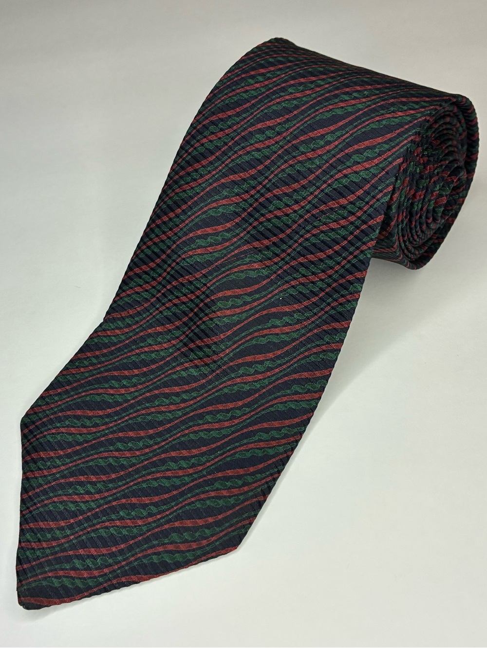 GIORGIO ARMANI SILK MENS TIE (57") Wavy red, dark green & black color pattern